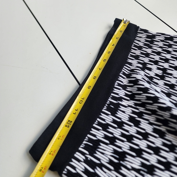 Ann Taylor Women's Pull-On Skirt Knit Black White Stretch Geo Print Sz M - Picture 5 of 9